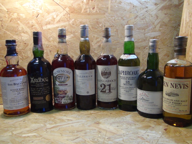 BALVENIE 1974-2000 25N 46.9%,ARDBEG 1976-2002 53.5%,BOWMORE 56.0%,TALISKER  1975-2001 59.9%,GLEN GARIOCH 21N 43.0%,LAPHROAIG 15N 43.0%,BRORA 1971-2001 30N 51.7%,BEN NEVIS 1971-1997 54.5%